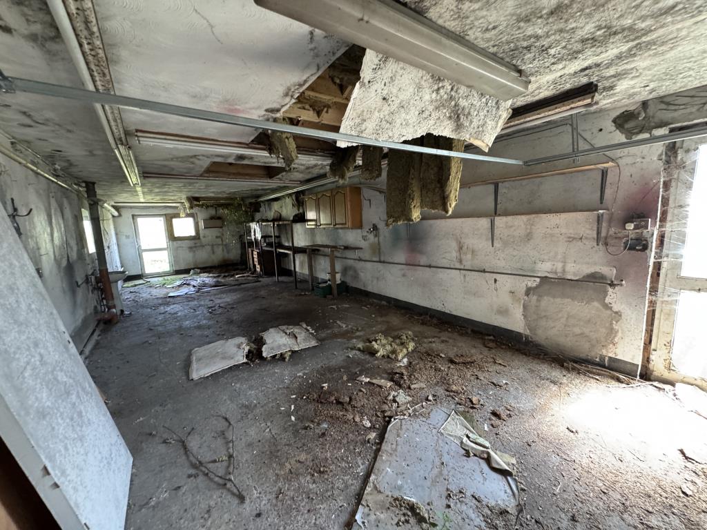 Lot: 127 - SEMI-DETACHED HOUSE FOR IMPROVEMENT - Garage